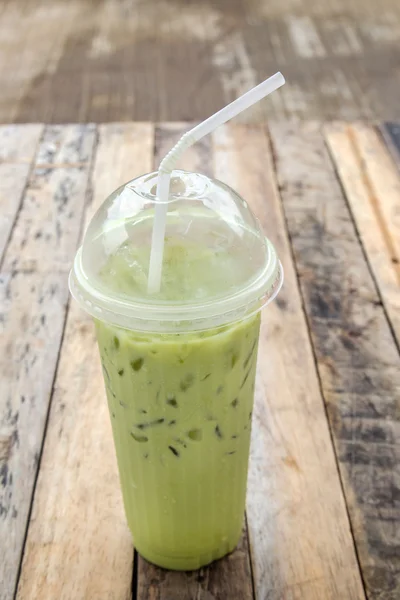 Té verde hielo sobre mesa de madera — Foto de Stock