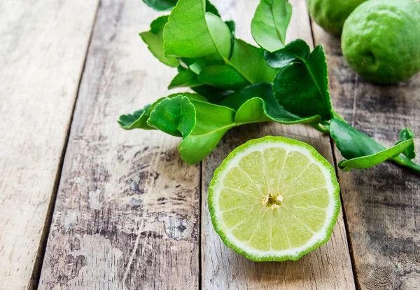 Bergamotte auf Holztisch, (Kaffir-Limette) — Stockfoto