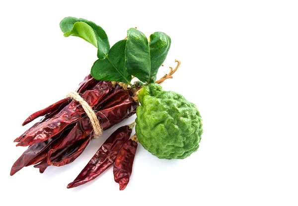 Bergamot en droge chili op witte achtergrond — Stockfoto