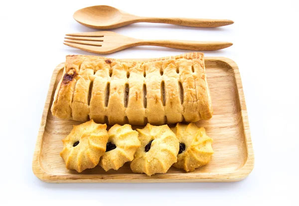 Ananas pastei en koekjes in houten plaat op witte achtergrond — Stockfoto