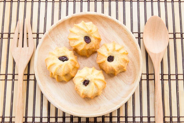 Cookie-uri în placă de lemn pe masă de lemn — Fotografie, imagine de stoc