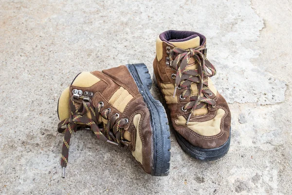 Bruine wandelen laarzen op de grond — Stockfoto