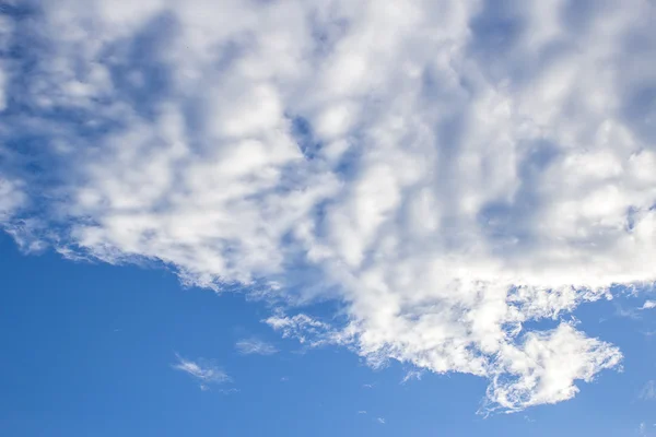 Witte wolken in de blauwe lucht — Stockfoto