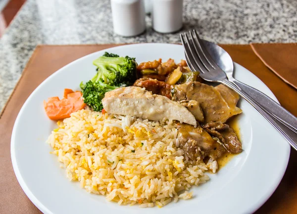 Жареный рис с курицей и свининой — стоковое фото
