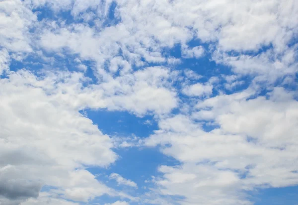 White clouds in the blue sky — Stock Photo, Image