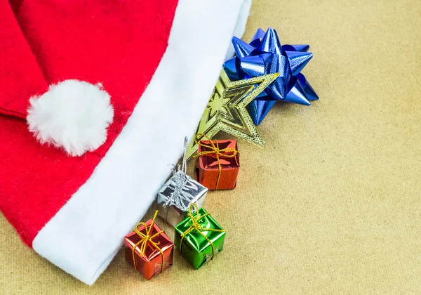 Sombrero rojo de Santa Claus y caja de regalo sobre fondo de madera — Foto de Stock