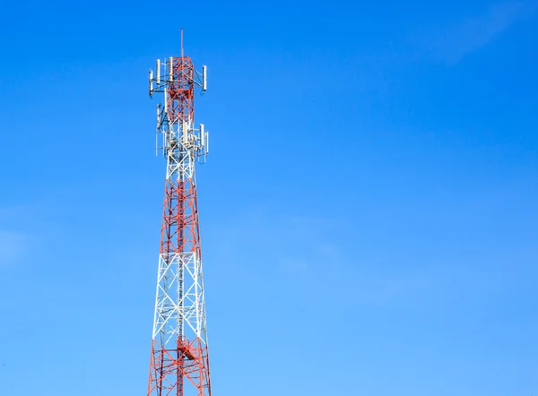 Telecommunication tower with blue sky background — Stock Photo, Image