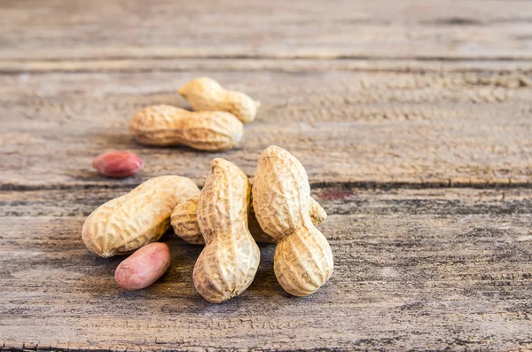 Nahaufnahme von Erdnüssen auf einem Holztisch — Stockfoto