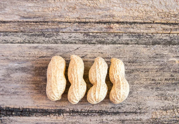 Nahaufnahme von Erdnüssen auf einem Holztisch — Stockfoto