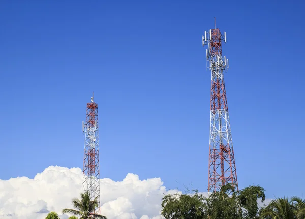 Communications tower with a beautiful sky — Stock Photo, Image