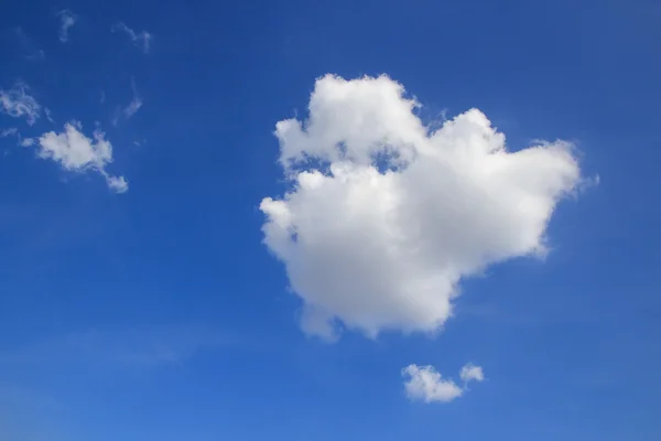 Weiße Wolken mit blauem Himmel Hintergrund — Stockfoto