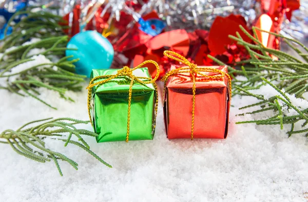 Caja de regalo y decoraciones navideñas en la nieve — Foto de Stock