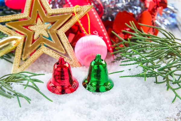 Bola de Navidad y decoraciones navideñas en la nieve . — Foto de Stock