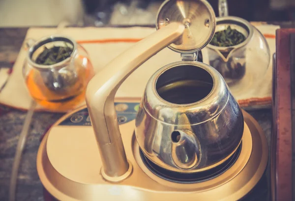 Abstract blurred kettle and a glass of tea in the coffee shop — Stock Photo, Image