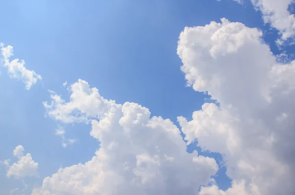 青空を背景に白い雲 — ストック写真