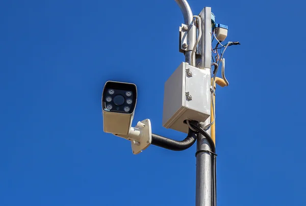 The security camera against blue sky — Stock Photo, Image