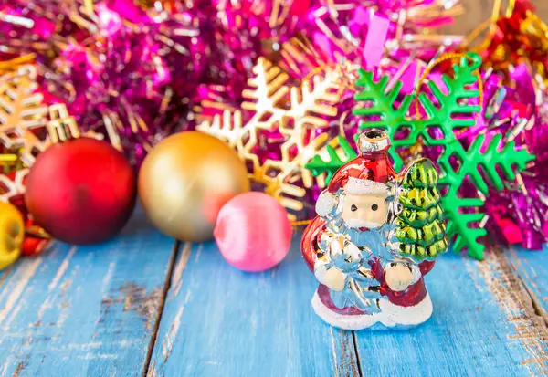 Christmas ball och juldekorationer på blå träbord. — Stockfoto