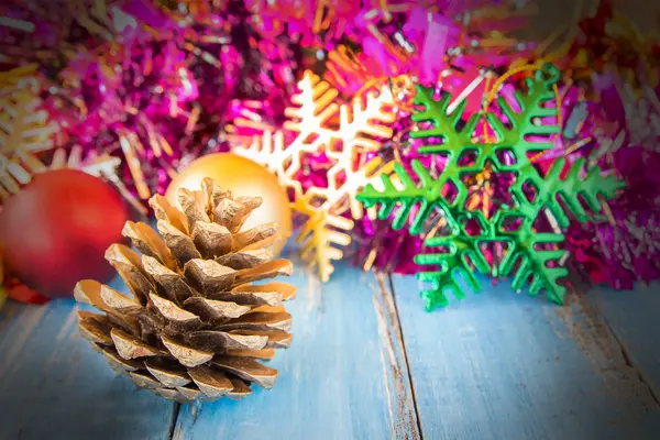 Cones de pinheiro e decorações de Natal em mesa de madeira azul . — Fotografia de Stock