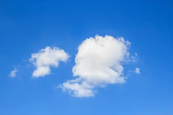 White clouds in the blue sky — Stock Photo, Image