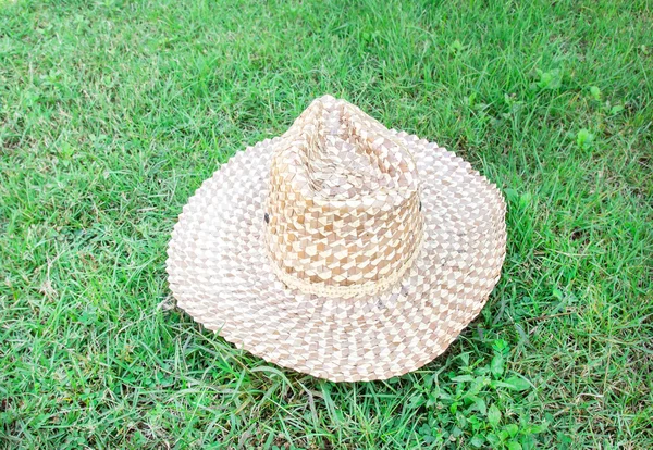 Bonito chapéu de palha na grama verde — Fotografia de Stock