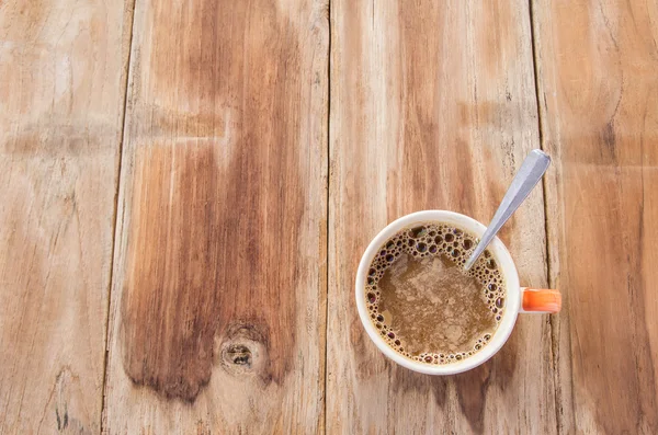 Una taza de café en una vieja mesa de madera — Foto de Stock