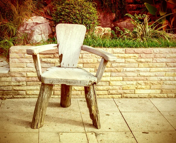 Ao ar livre com cadeira de madeira velha no chão — Fotografia de Stock