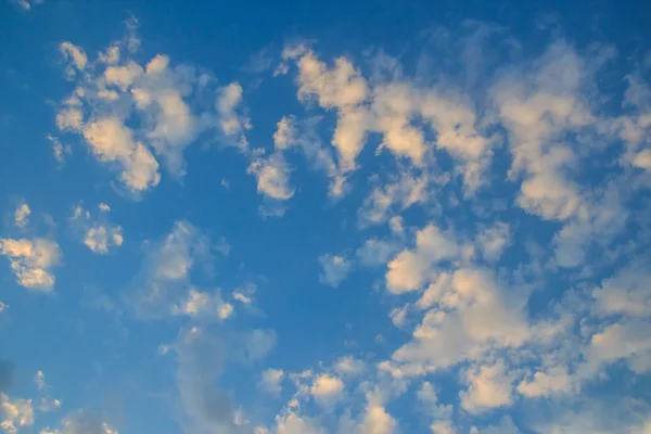 青空を背景に白い雲 — ストック写真