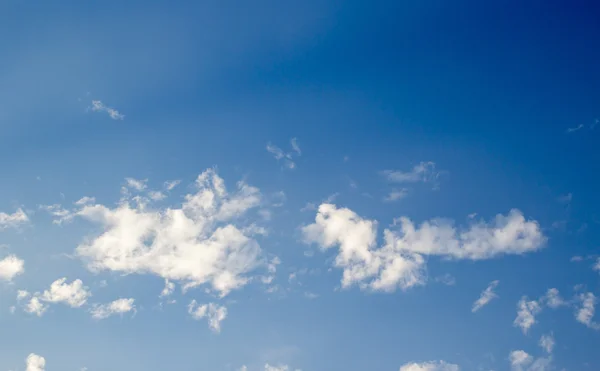 Nuvens brancas com fundo azul céu — Fotografia de Stock