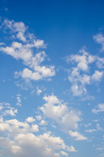 Nuvens brancas com fundo azul céu — Fotografia de Stock