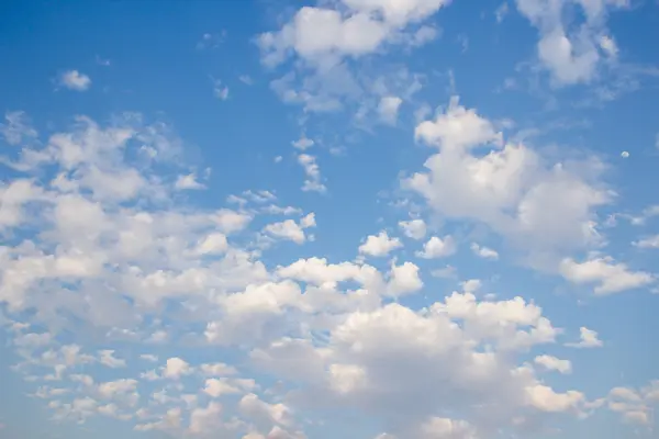 青空を背景に白い雲 — ストック写真