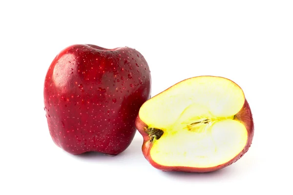 Червоне яблуко з краплями води на білому тлі — стокове фото