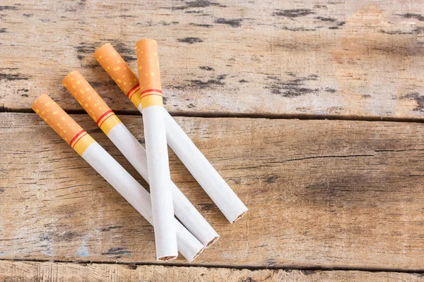 Sigaret roll over oude houten tafel — Stockfoto