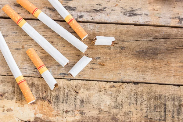 Rouleau de cigarettes sur une vieille table en bois — Photo