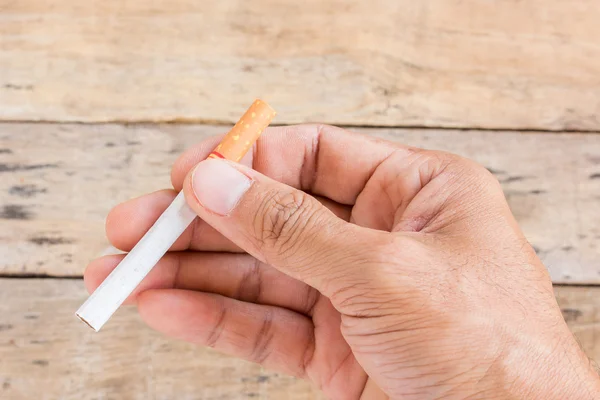 Rolo de cigarro na mão segurando — Fotografia de Stock