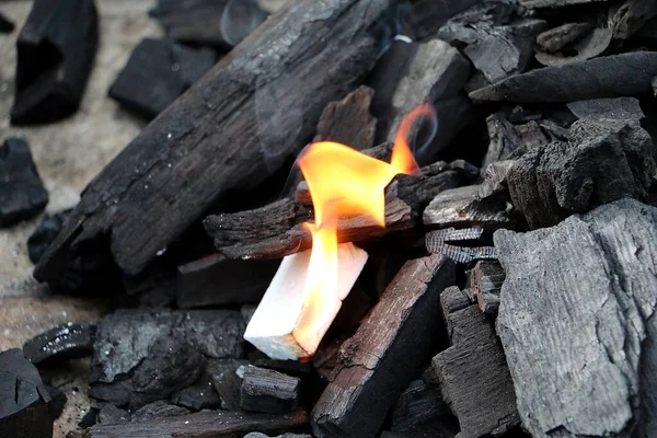 Запальничка Барбекю Горить Між Вугіллям Грилі — стокове фото