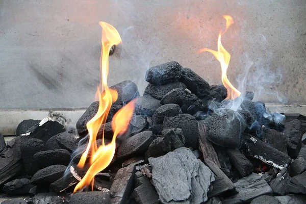 Zapalovač Grilu Hoří Mezi Dřevěným Uhlím — Stock fotografie