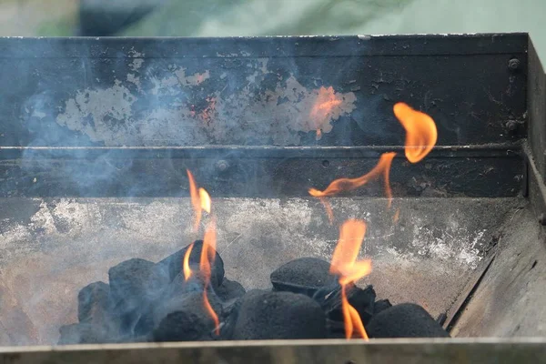 Briquet Barbecue Brûle Entre Charbon Bois Sur Gril — Photo