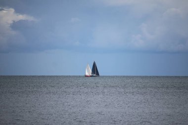 Sahilden ufukta iki yelkenli gemi göründü.