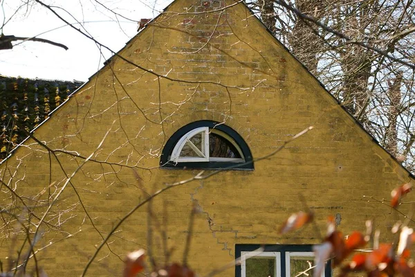 Close Van Een Oud Historisch Geel Huis Met Oude Ramen — Stockfoto