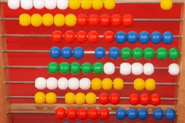 Kırmızı arkaplan önünde renkli ahşap cetvel