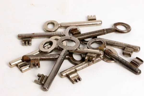 Σωρός Από Πολλά Διαφορετικά Παλιά Κλειδιά Βρίσκονται Στο Στούντιο Whiite — Φωτογραφία Αρχείου