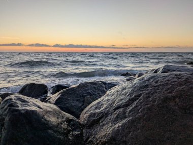 Güneş doğarken onları dalgalar kaplamıştı. [67,5-6]