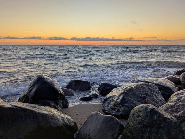 Güneş doğarken onları dalgalar kaplamıştı. [67,5-6]