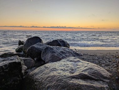 Güneş doğarken onları dalgalar kaplamıştı. [67,5-6]