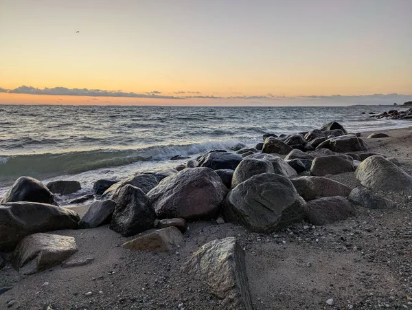 Güneş doğarken onları dalgalar kaplamıştı. [67,5-6]