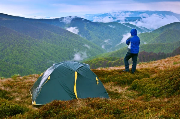 Mann und Zelt — Stockfoto