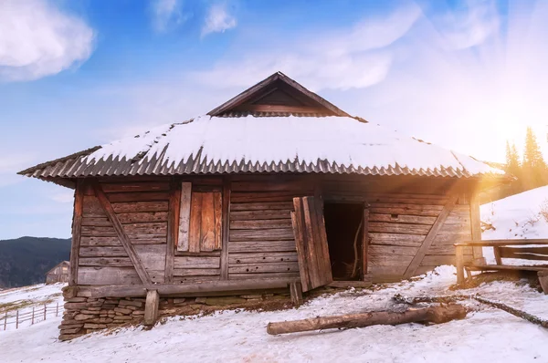 Dřevěné opuštěné kabina — Stock fotografie