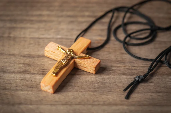 Azevinho cruz cristã de madeira — Fotografia de Stock