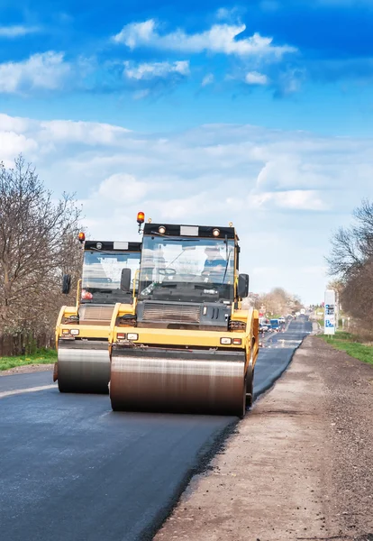 Twee werkende asfalt rollen — Stockfoto