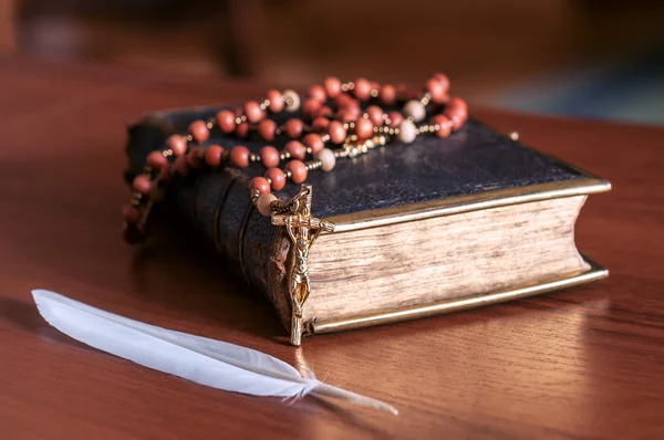 Rozenkrans op de Bijbel — Stockfoto